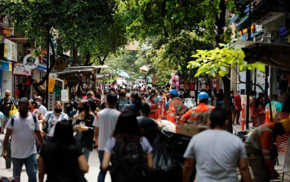 Muchos transeúntes se vieron de un lado para otro aprovechando el sábado sin restricción. Foto: Camilo Suárez.