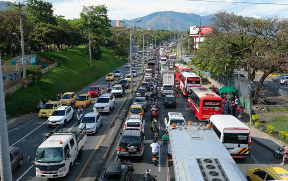 En las diferentes salidas viales del área metropolitana se registraron congestiones, justo antes del comienzo del toque de queda. En la imagen, la Autopista Norte. FOTO carlos Velásquez