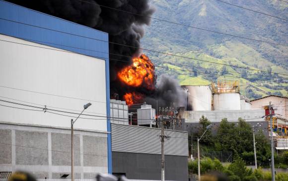 La emergencia fue atendida por Departamento Administrativo de Gestión del Riesgo de Desastres (DAGRD) y el Cuerpo Oficial de Bomberos Medellín. Foto: Jaime Pérez.