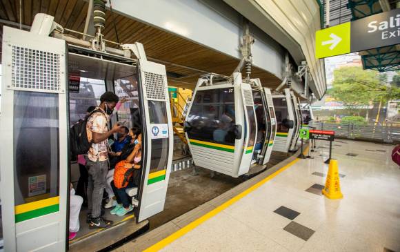El metro es tren, tranvía, buses, cables y mil historias tejidas a diario. FOTO: Carlos Alberto Velásquez. 