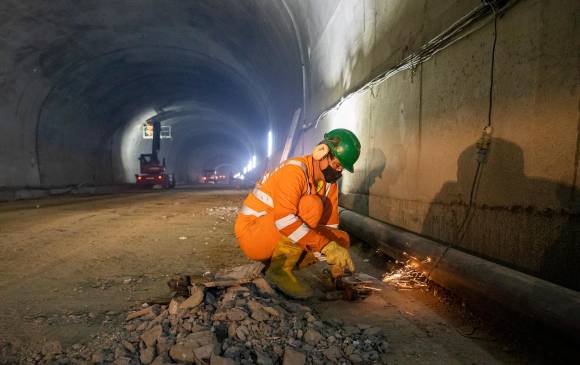 En la calzada derecha del túnel de Amagá restan 600 metros de revestimiento y 70% de pavimentación (fotografía). La margen izquierda avanza por encima en estos procesos. FOTO Carlos velásquez