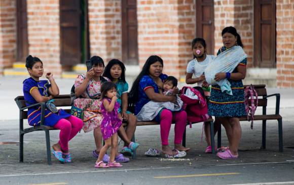 La mendicidad indígena ha estado presente, de forma continua, en el centro de Medellín. FOTO JULIO CÉSAR HERRERA