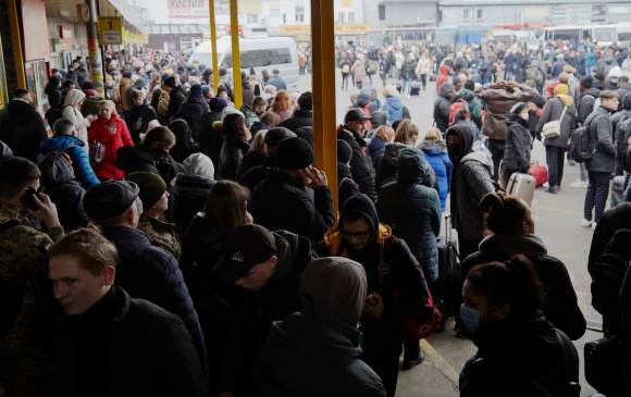 Refugiados ucranianos evacuan las ciudades por la invasión rusa. FOTO: GETTY