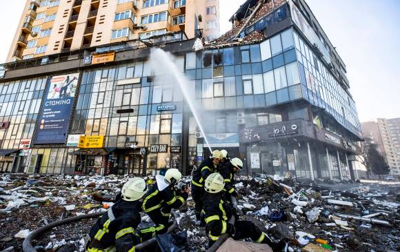 Los ciudadanos de Kiev, la capital ucraniana, no han dejado de amontonar ruinas desde que empezó la invasión rusa, hace cuatro días. FOTO Getty