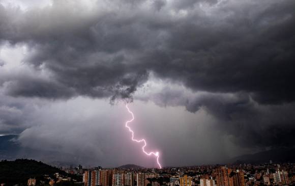 Los rayos son descargas electromagnéticas. Los de hace miles de años fueron iguales pero más constantes. FOTO Edwin Bustamante