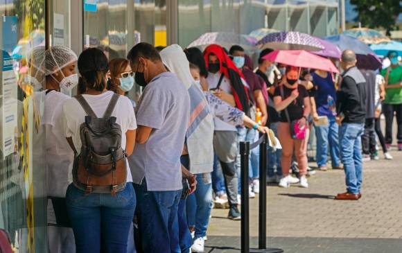 Aunque el incremento de casos covid en Antioquia es notorio el último mes (2 de diciembre-2 de enero), al pasar de 582 a 3.572, la Gobernación dice que la red hospitalaria tiene capacidad para afrontar el pico por variante ómicron. Así busca la gente hacerse la prueba. FOTO edwin bustamante