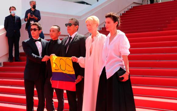 En la gala posaron con una bandera de Colombia con el mesnaje SOS. FOTO The Film Agency