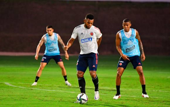 William Tesillo dice que Reinaldo Rueda les insiste mucho en evitar los goles y en eso trabaja. En la acción aparecen Miguel Borja, Wílmar Barrios y Daniel Muñoz. FOTO cortesía FCF 