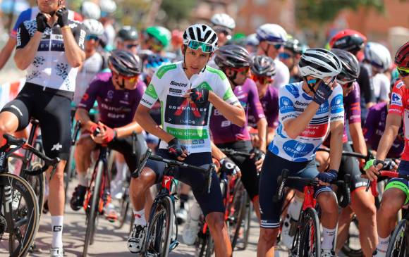 Egan, único corredor de la historia en ser líder de jóvenes en las tres carreras grandes del ciclismo, aventaja en esta clasificación de Vuelta a España al suizo Gino Mader por 13 segundos. FOTO EFE