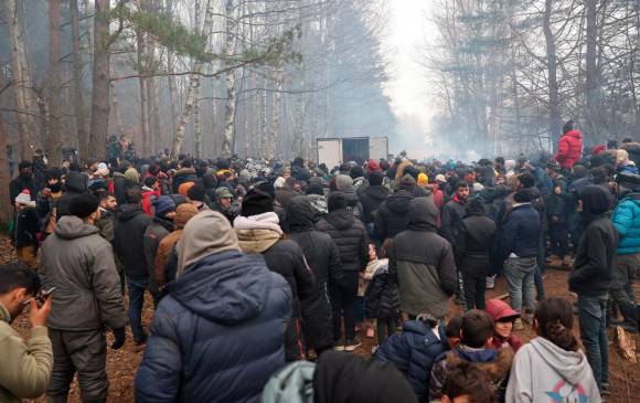 Migrantes en la frontera entre Bierlorrusia y Polonia. FOTO: EFE
