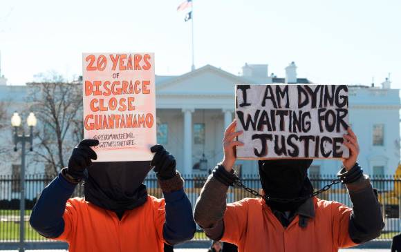 Este martes se realizó una manifestación al frente de la Casa Blanca en Washington para pedir el cierre de Guantánamo. FOTO: EFE.