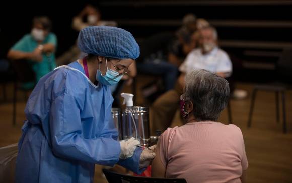 El Ministerio pidió extremar las vacunas en la población entre los 50 y 59 años, que es el sector con más contagios. Foto: Edwin Bustamante Restrepo