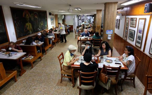 Expendio de bebidas y comida a la mesa fueron los subsectores de servicios con mayor creación de empresas. FOTO Edwin Bustamante