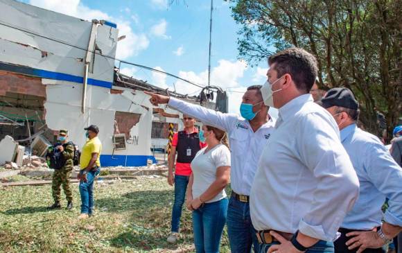 A esta hora se adelanta un Consejo de Seguridad en Saravena. El ministro Molano señaló que en el encuentro “se evaluan daños materiales y se prioriza atención a víctimas tras el atentado”. FOTO CORTESÍA MINISTERIO DE DEFENSA