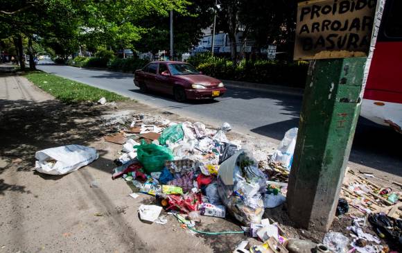 En el cruce entre la calle 23 y la carrera 65, en los límites de los barrios Santa Fe y Trinidad, la basura permanece expuesta. Es uno de los sitios más afectados. FOTO Julio Herrera