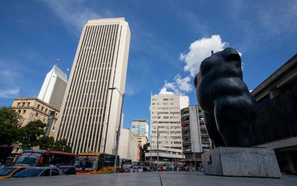 La escultura de Botero acompañada por otro símbolo de la ciudad de Medellín, el Edificio Coltejer Foto: Edwin Bustamante 