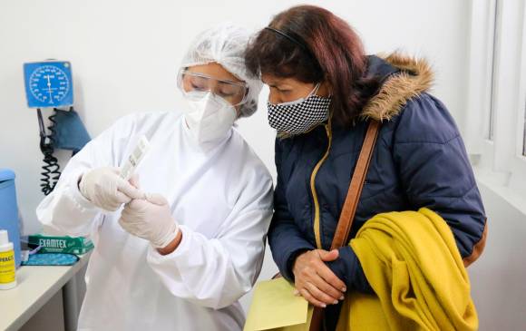 Quienes no estén vacunados deben seguir usando tapabocas. FOTO COLPRENSA