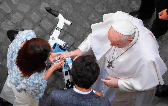 Tras recibir la bicicleta y la camiseta de líder del Giro, el papa, explicó Bernal, empezó a bromear y le preguntó “cuántos tintos (cafés)” se tomaba “para subir así de fuerte”. Foto AFP
