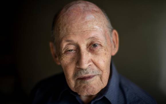 El poeta nadaísta Jaramillo Escobar falleció hoy, a sus 89 años, en su casa en Medellín, cerca a San Juan. Foto de mayo 21 de 2020. Foto: Esteban Vanegas