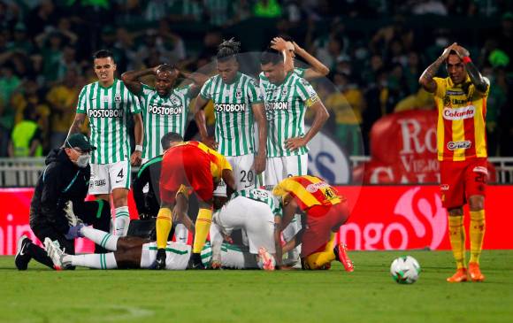 Este es el momento en el que los médicos atienden a Baldomero Perlaza tras sufrir una lesión en su tobillo derecho. FOTO EFE