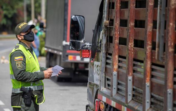 El paso se mantiene a un solo carril, maquinaria del Invías continúa en el sector. FOTO: EDWIN BUSTAMANTE 