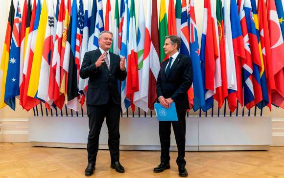 El secretario general de la OCDE, Mathias Cormann, junto al secretario de Estado de Estados Unidos, Antony Blinken, reunidos en París el pasado 25 de junio. FOTO AFP