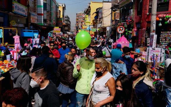 Aunque en Bogotá había pico y cédula esto no fue un inconveniente para que miles de comerciantes salieran a trabajar al centro de la capital. Foto: Paula Thomas