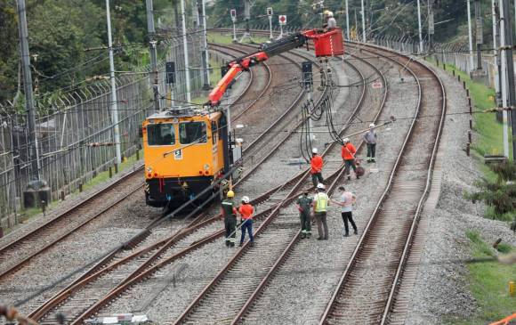 Con maquinaria y personal especializado, el Área Metropolitana y el metro adelantan los estudios para hacer las reparaciones en la vía férrea afectada entre Acevedo y Madera. FOTO Camilo Suárez