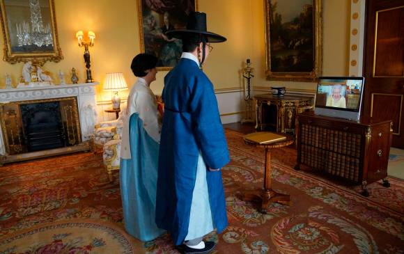 Audiencia virtual de la reina Isabel II con el embajador de Corea del Sur. FOTO AFP