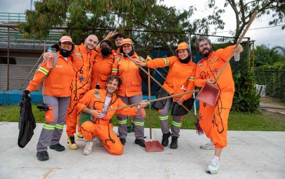 Integrantes de la agrupación Volcán con parte del personal encargado del aseo del Cincuentenario, quienes les pidieron una foto después del show. FOTO Edwin Bustamante 