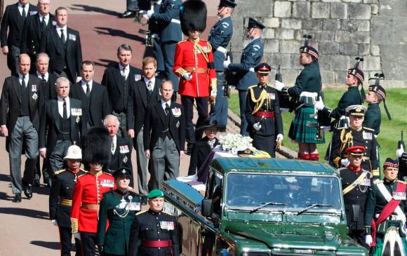 El cuerpo del esposo de Isabel II fue trasladado en un Land Rover –diseñado y modificado por él mismo para esta ocasión–. FOTO EFE