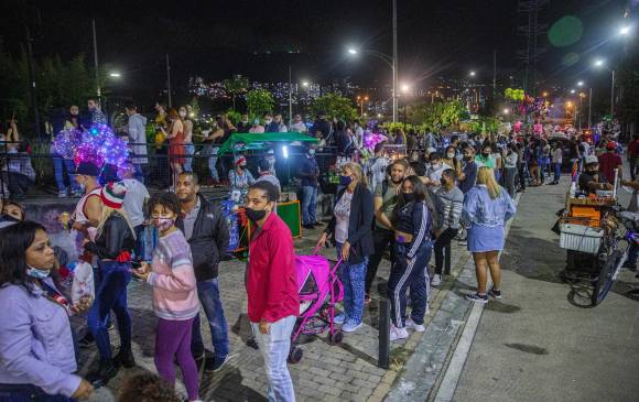  A la suspensión del alumbrado navideño en el Valle de Aburrá, se sumaron el pico y cédula y dos toques de queda extendidos, que irán así: el primero, desde las 8:00 p.m. del 24 hasta las 6:00 a.m. del 26 de diciembre; y el segundo, desde las 8:00 p.m. del 31 hasta las 6:00 a.m. del 2 de enero. FOTO Carlos Vázquez