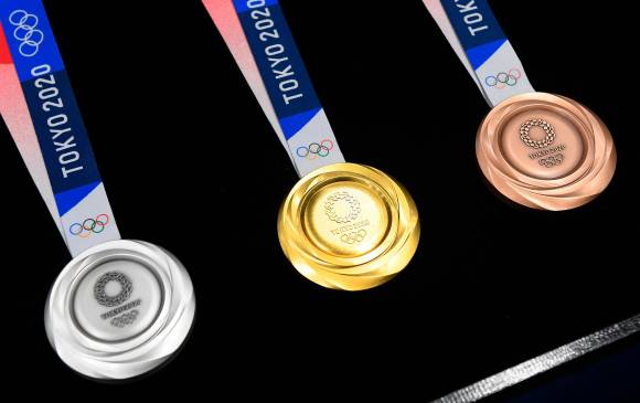  Durante la ceremonia Las medallas de plata, oro y bronce se muestra el diseño exclusivo para los juegos Olímpicos de Tokio 2020. FOTOS GETTY