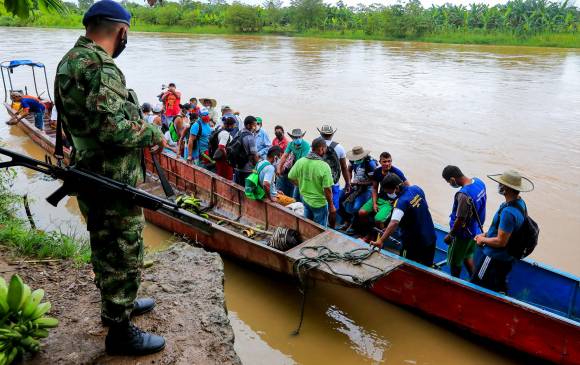 Desde la Comisión de la Verdad se pidió al Gobierno acciones integrales y oportunas, más allá del componente militar. En la foto, un desplazamiento masivo en Cáceres, Antioquia, en octubre de 2020. FOTO JAIME PÉREZ