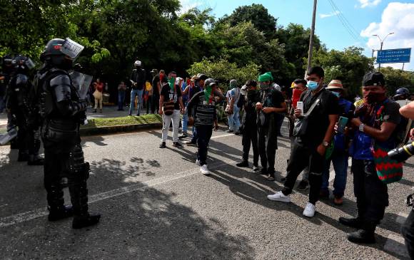 Indígenas bloqueaban en la tarde de este domingo algunas vías a Cali. FOTO EFE