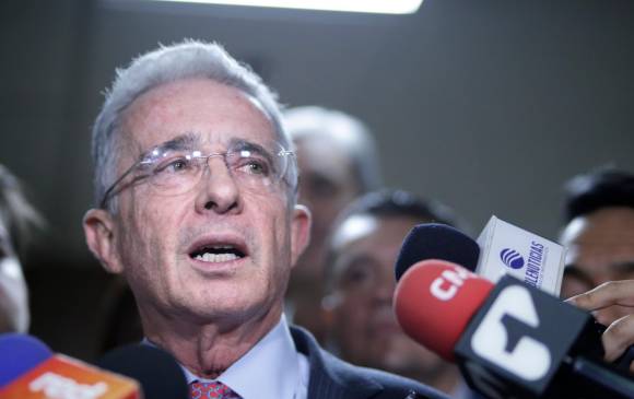 El expresidente Álvaro Uribe espera intervenir en la audiencia de preclusión en su contra una vez terminen de hablar los abogados de las víctimas. FOTO Colprensa