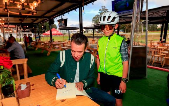 ¡Grande Rigo! Le regaló bicicleta y uniformes al niño al que le “chupó rueda”