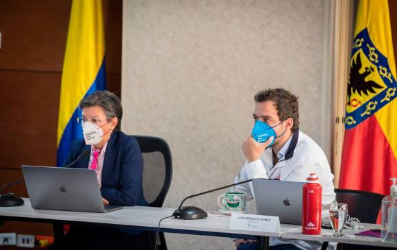 Claudia López asistió al Comité Epidemiológico Distrital junto con al secretario de Salud, Alejandro Gómez, y el jefe de Gabinete, Luis Ernesto Gómez. FOTO TOMADA DE TWITTER @ClaudiaLopez