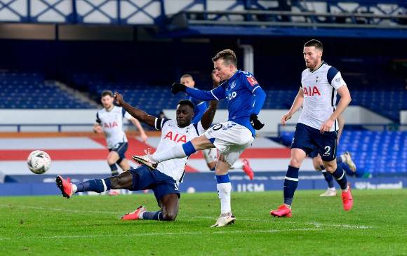 El central colombiano Dávinson Sánchez marcó dos tantos, pero su equipo perdió 5-4 en tiempo extra ante el Everton. FOTO TOMADA TWITTER @EVERTONESP