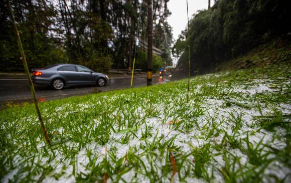 Una capa blanca de granizo cubrió los céspedes de la zona sur - oriental. Foto Carlos Velásquez