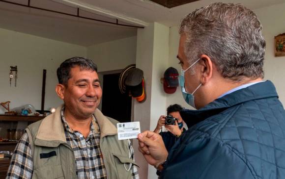 El presidente Iván Duque le entregó al ciudadano venezolano Óscar Soto el documento que le da legalidad de permanencia en Colombia por 10 años. FOTO: Cortesía