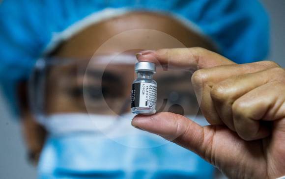 Más de 300 dosis de vacunas que llegaron a Colombia y se iban a aplicar en Bogotá tendrán que devolverse por no tener las respectivas etiquetas. FOTO Julio César Herrera 