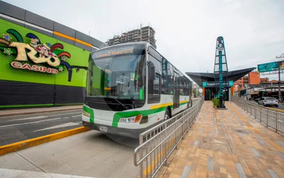 El transporte masivo está moviendo 800.000 pasajeros en un día típico laboral, mientras antes de la pandemia la cifra llegaba a 1.500.000. Foto: Carlos Velásquez. 