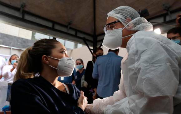 Imagen de referencia de la primera persona en ser vacunada en el municipio de Sabaneta. FOTO: Edwin Bustamante.