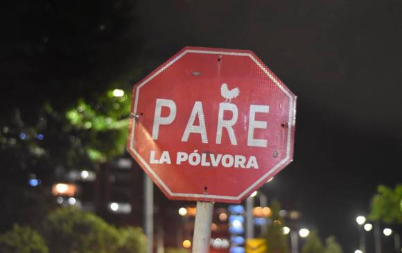 Varias señales de tránsito fueron intervenidas de forma temporal para desincentivar el uso de pólvora. FOTO Cortesía