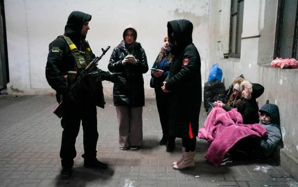 Personas esperan en la estación central de Lviv para abandonar Ucrania. FOTO: EFE