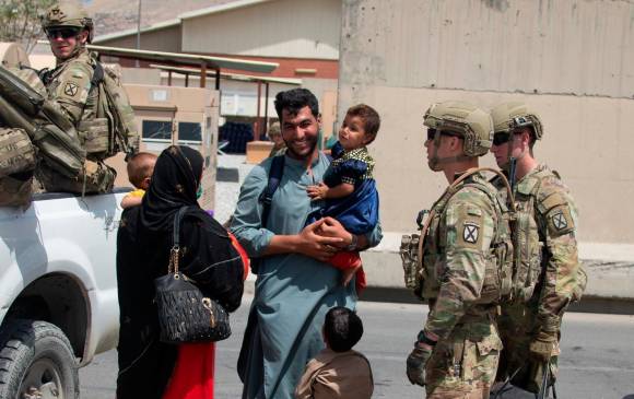 Miles de afganos han sido evacuados desde el aeropuerto internacional de Kabul. FOTO EFE
