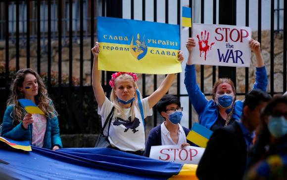 Las manifestaciones de apoyo a Ucrania se dan en todo el mundo, en esta foto Bogotá no se queda atrás. FOTO EFE.