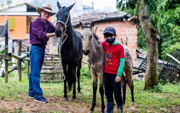 Eleázar quiere transmitirle a su nieto el amor por los animales, que fue el legado que empezó a recibir de su padre hace setenta años. FOTOs Julio Herrera