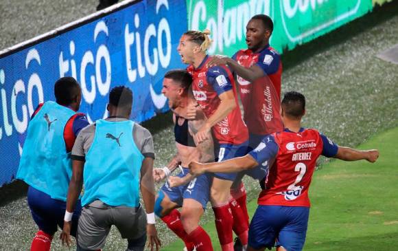 Adrián Arregui celebra con sus compañeros la victoria roja. FOTOS EDWIN BUSTAMANTE
